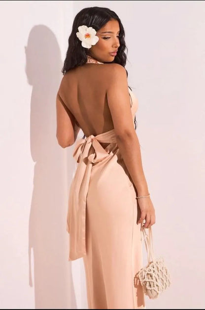 Robe longue à dos nu de couleur saumon et à effet satiné
