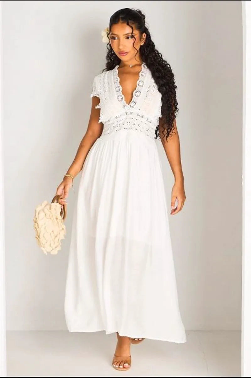Robe longue blanche effet bohème à dentelle et broderie anglaise