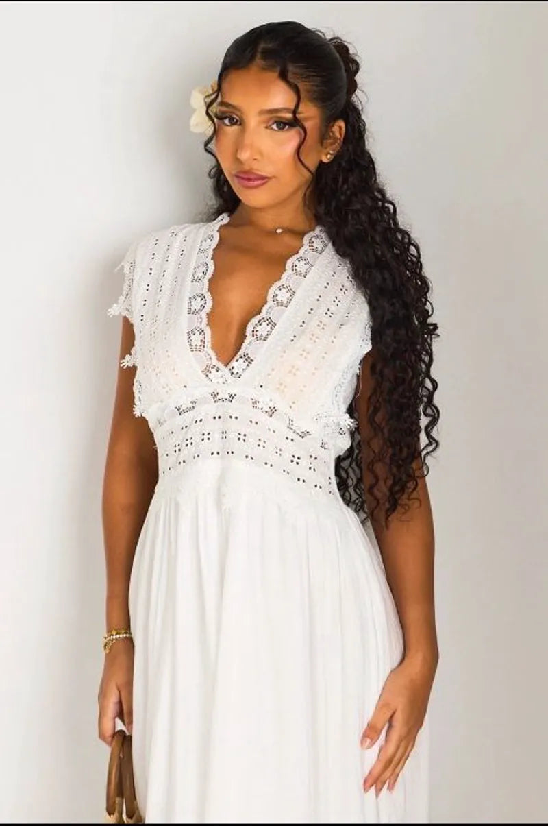 Robe longue blanche effet bohème à dentelle et broderie anglaise