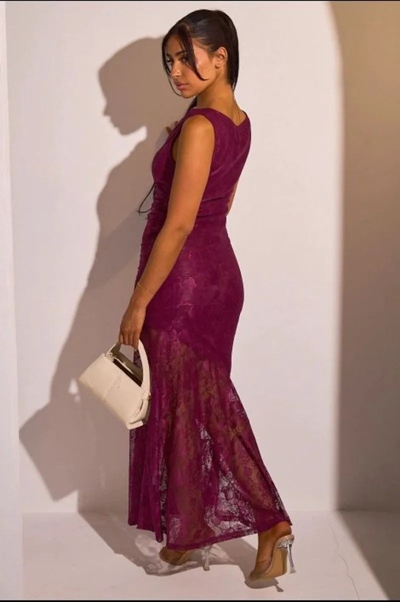 Robe longue bordeaux à voile effet dentelle et broche