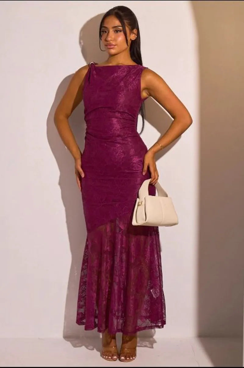 Robe longue bordeaux à voile effet dentelle et broche