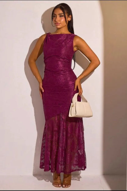Robe longue bordeaux à voile effet dentelle et broche