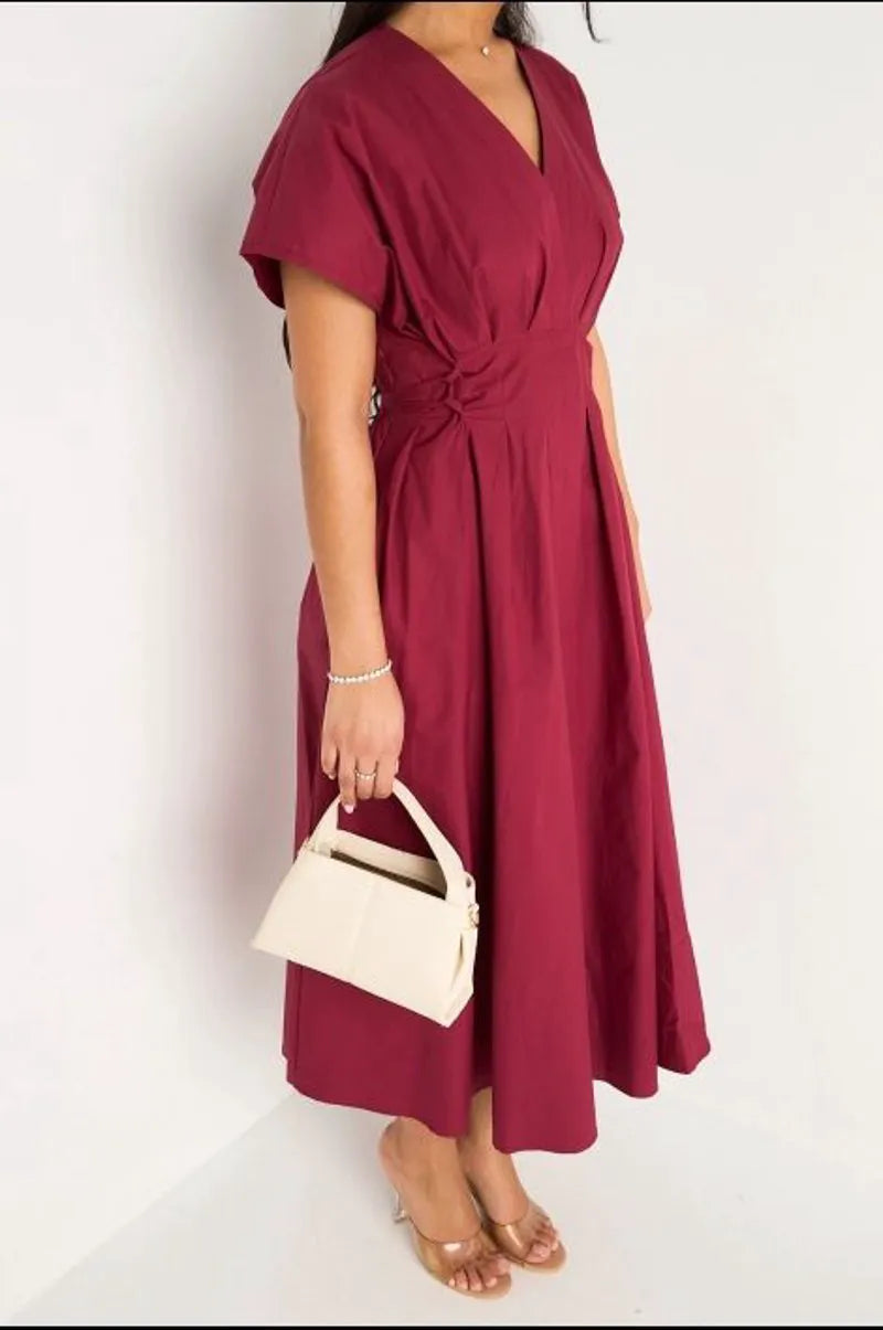 Robe longue bordeaux cintrée à col v et effet plissé
