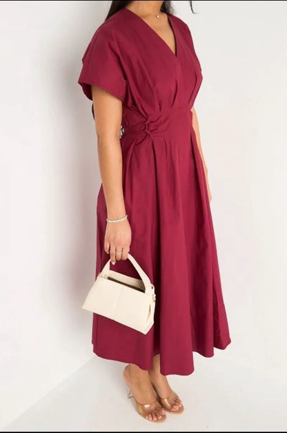 Robe longue bordeaux cintrée à col v et effet plissé