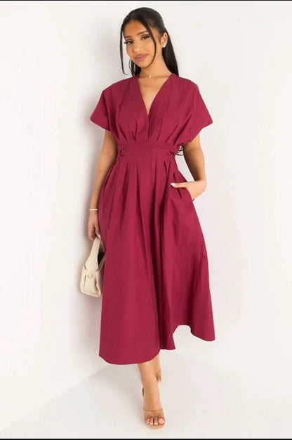 Robe longue bordeaux cintrée à col v et effet plissé