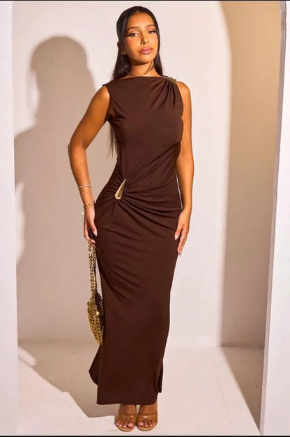 Robe longue cintrée sans manches à effet drapé et broches dorés de couleur marron