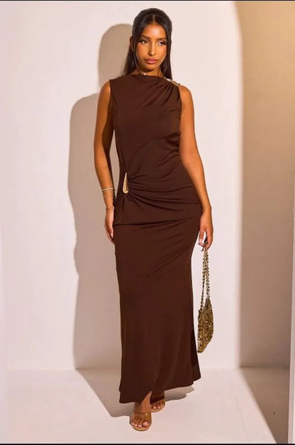 Robe longue cintrée sans manches à effet drapé et broches dorés de couleur marron