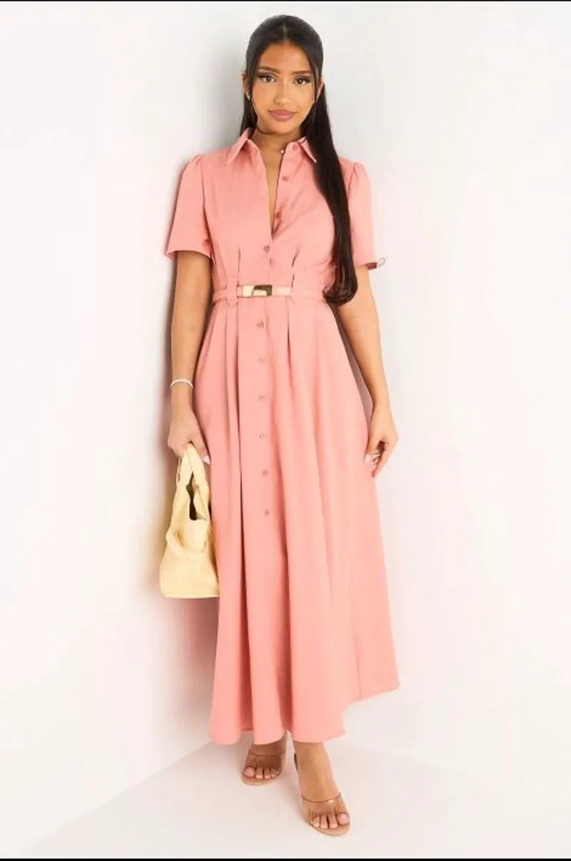 Robe longue de couleur saumon cintrée à col rabats et manches courtes