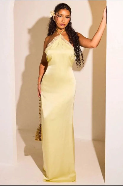 Robe longue jaune à encolure v et fine dentelle florale