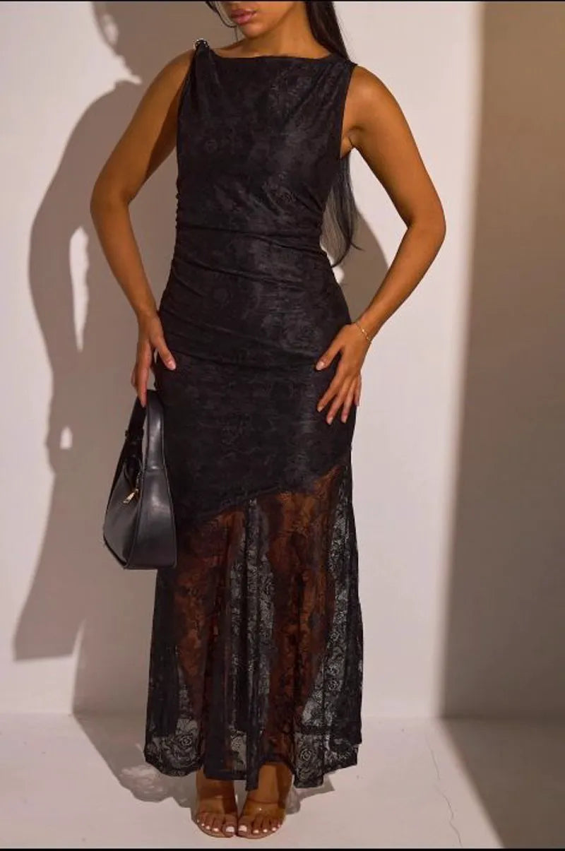 Robe longue noire à voile effet dentelle et broche