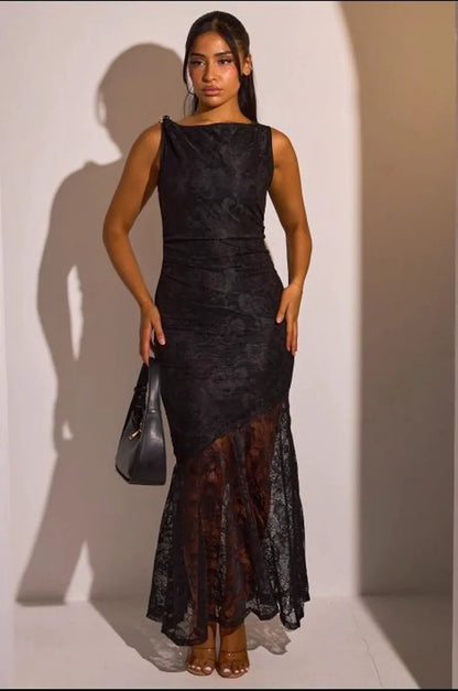 Robe longue noire à voile effet dentelle et broche