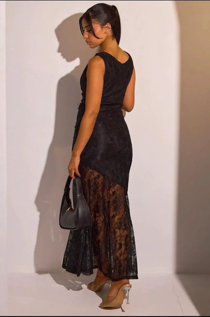 Robe longue noire à voile effet dentelle et broche