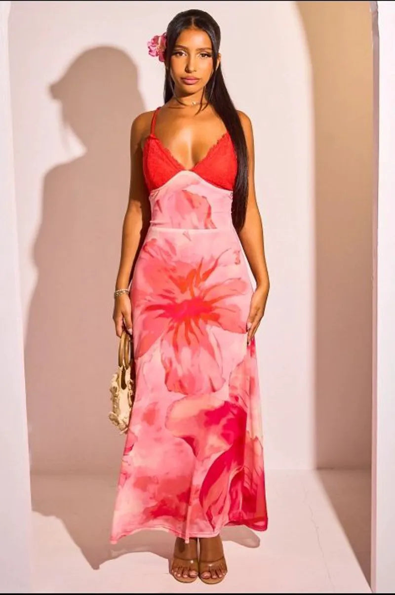 Robe longue rouge à dentelle et dos nu