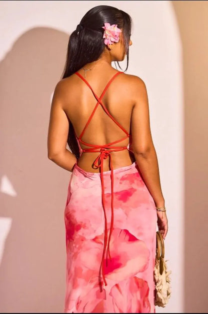 Robe longue rouge à dentelle et dos nu