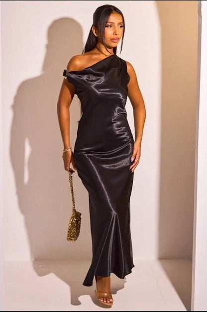 Robe longue sans manches à effet satiné et broche argentée de couleur noire