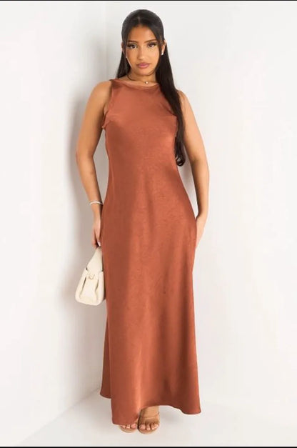 Robe longue sans manches effet satiné couleur rouille
