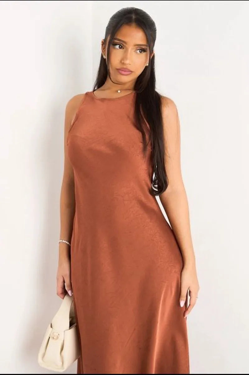 Robe longue sans manches effet satiné couleur rouille