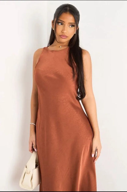 Robe longue sans manches effet satiné couleur rouille
