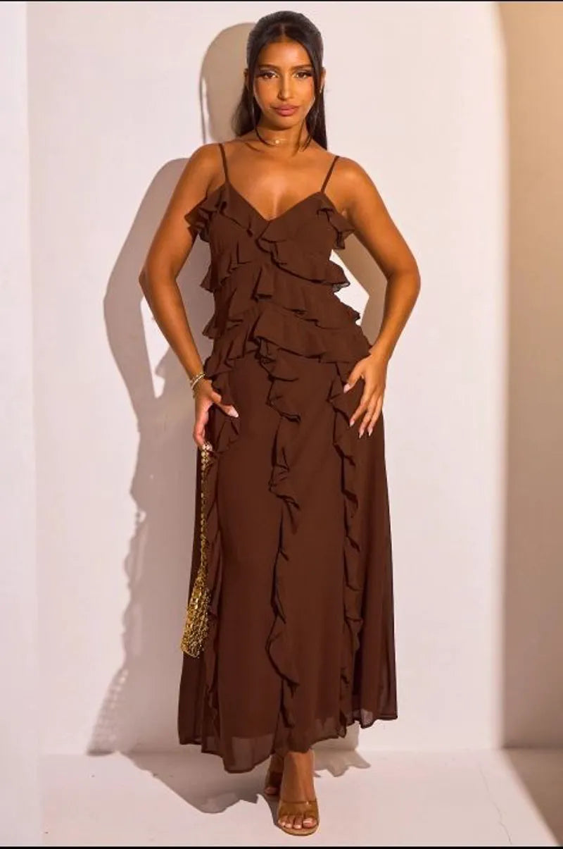 Robe marron à fines bretelles et volants