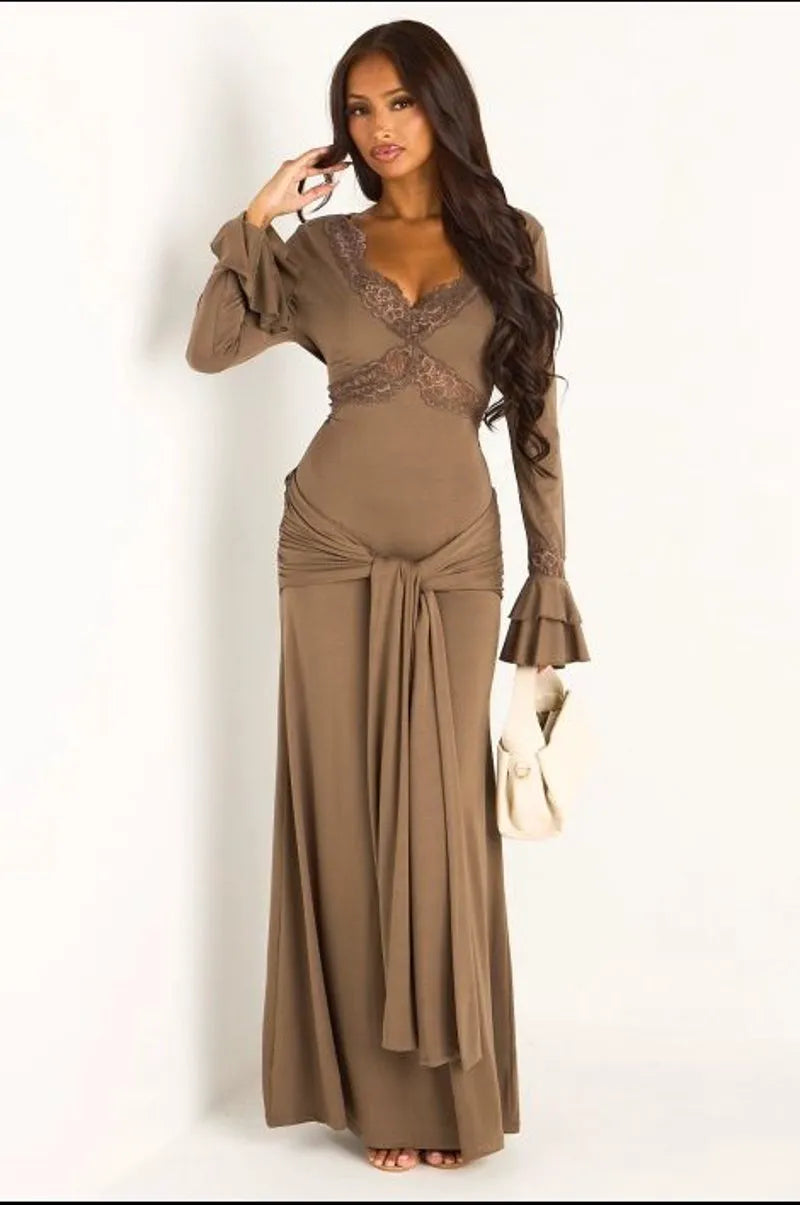 Robe marron à manches longues effet volants et à dentelle