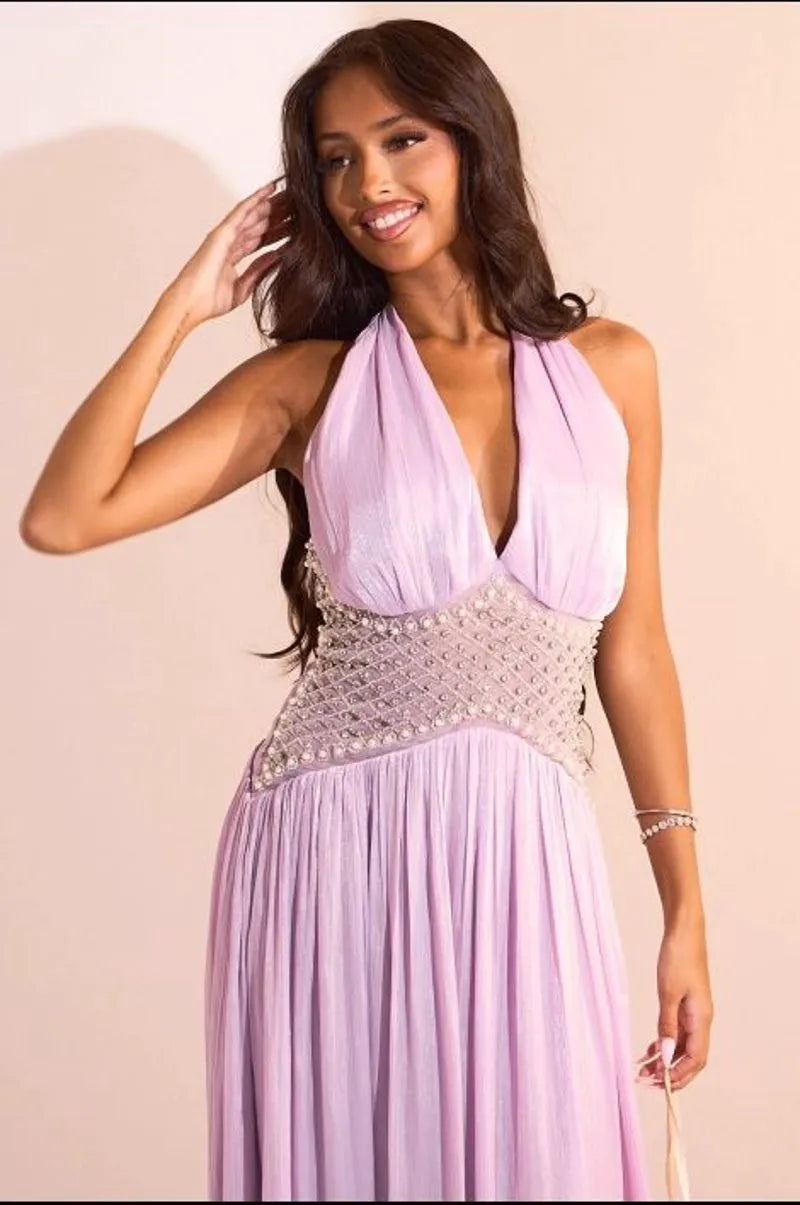 Robe mauve satinée à effet drapé et empiècement strass au niveau du buste