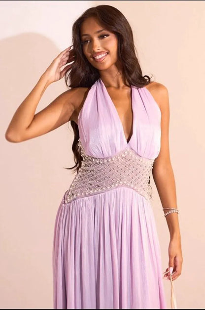 Robe mauve satinée à effet drapé et empiècement strass au niveau du buste