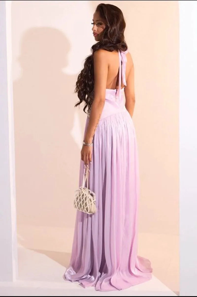 Robe mauve satinée à effet drapé et empiècement strass au niveau du buste