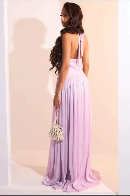 Robe mauve satinée à effet drapé et empiècement strass au niveau du buste