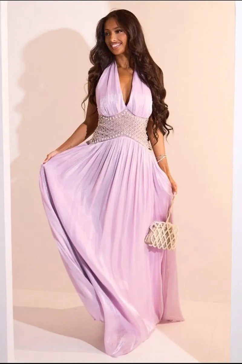 Robe mauve satinée à effet drapé et empiècement strass au niveau du buste