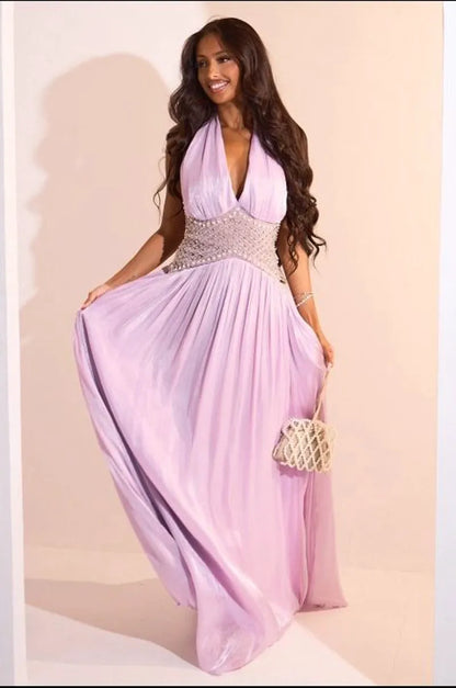 Robe mauve satinée à effet drapé et empiècement strass au niveau du buste
