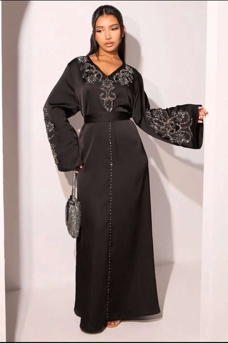 Robe noire à motifs floraux perlés et strass