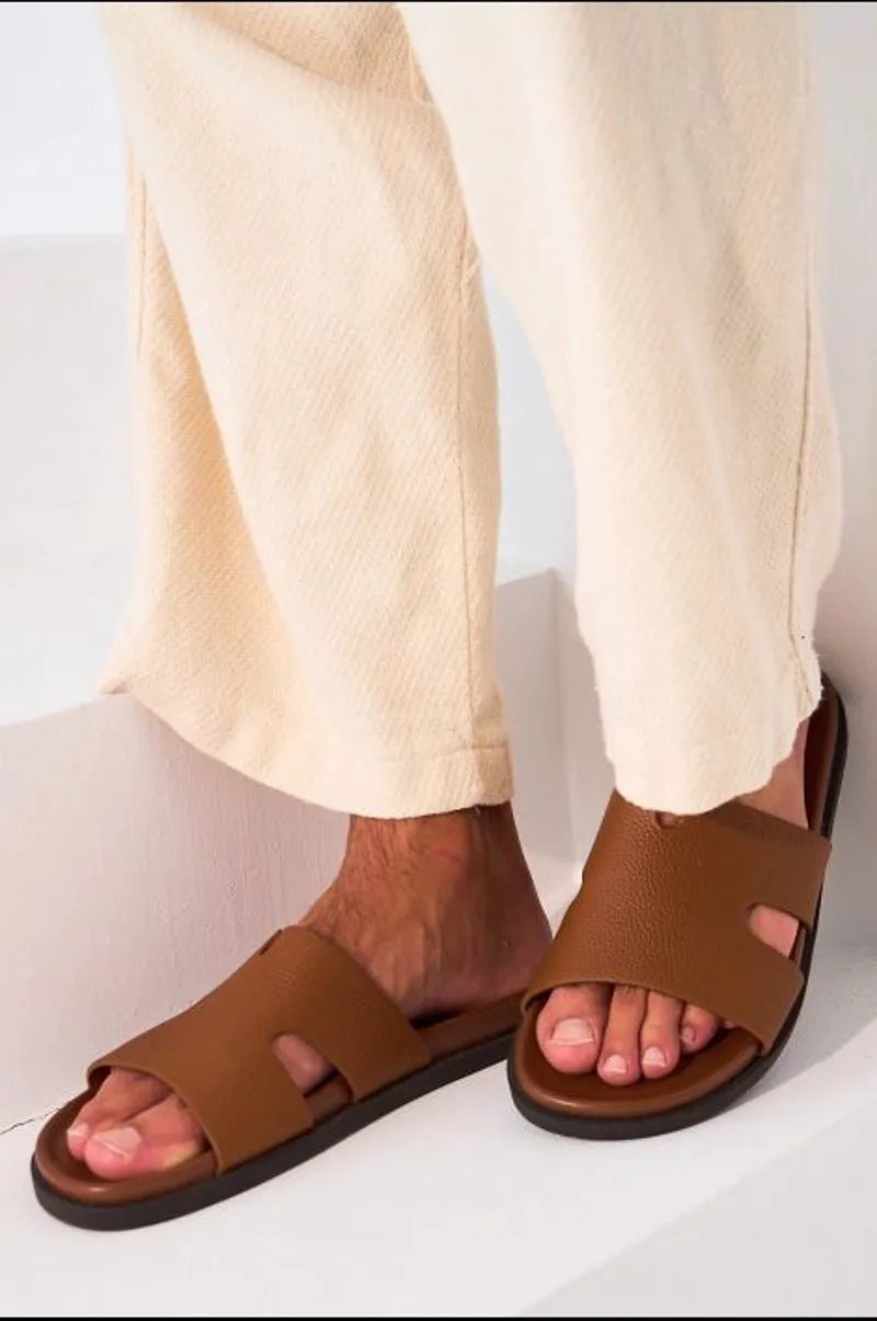 Sandale plate de couleur camel