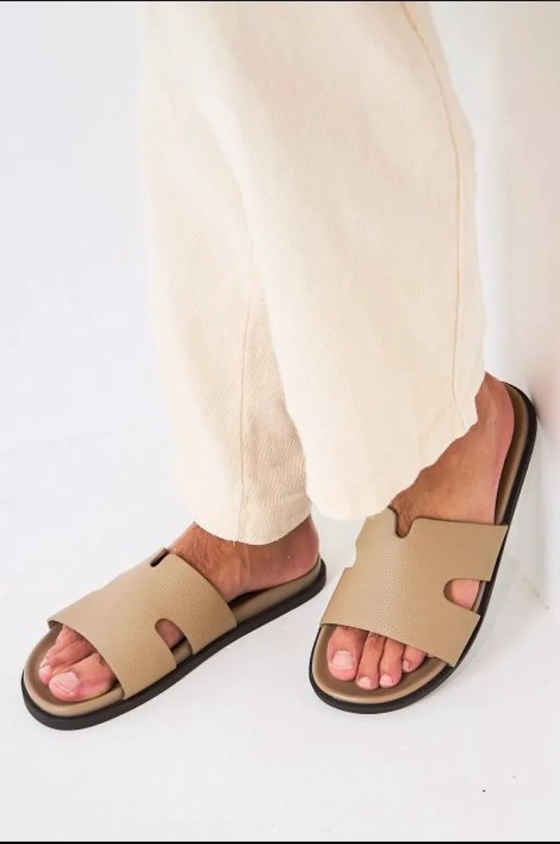 Sandale plate de couleur taupe