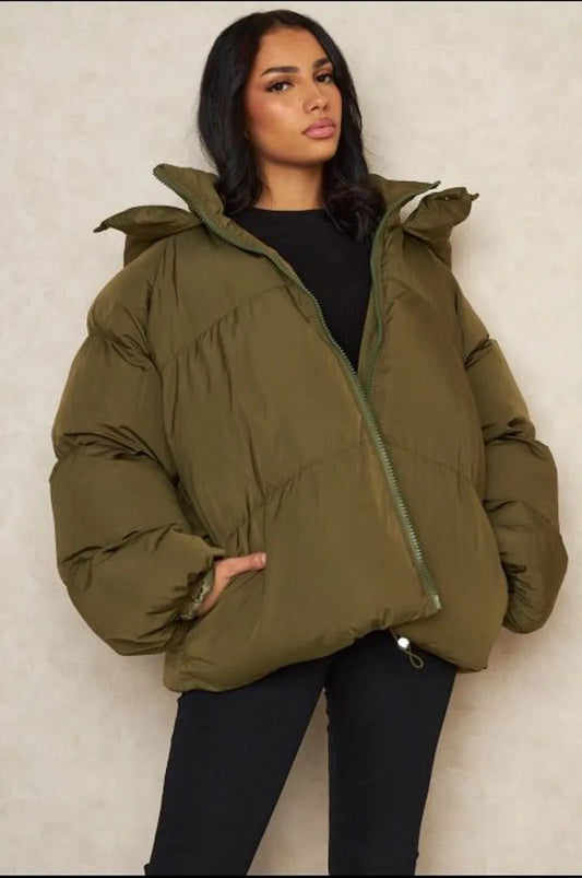 Short quilted green down jacket with hood