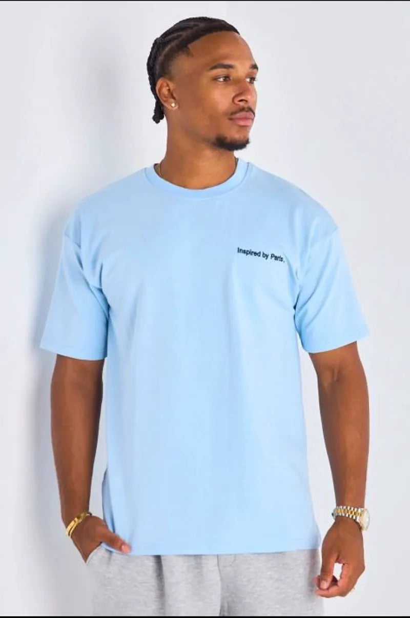 T-shirt bleu clair à imprimé et inscription "inspired by paris "
