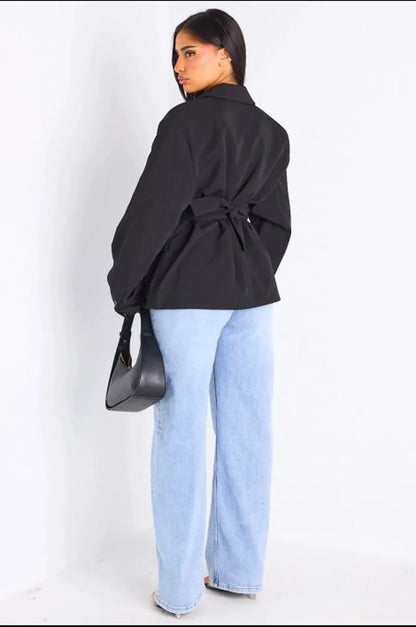 Veste blazer noire à coupe droite ceinturée