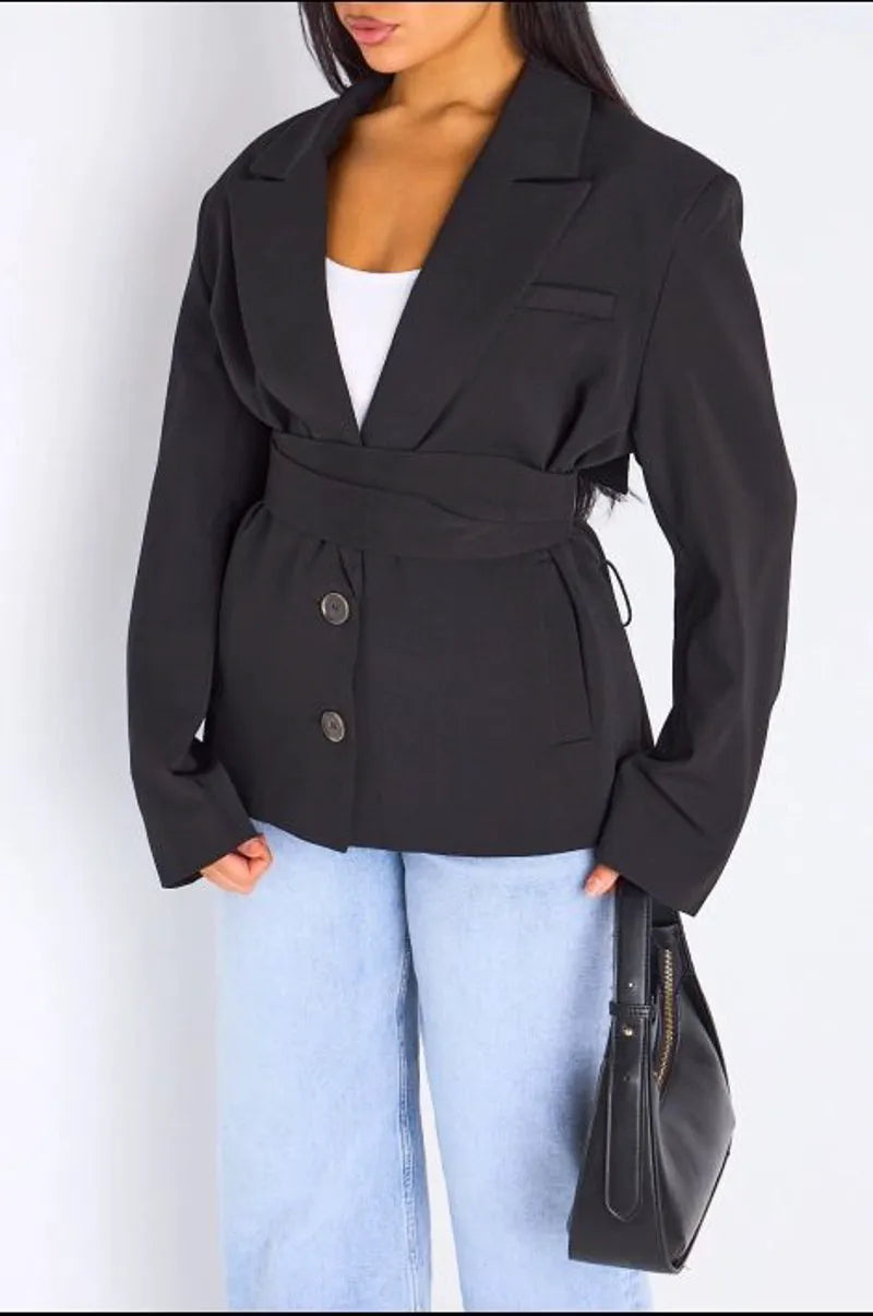 Veste blazer noire à coupe droite ceinturée