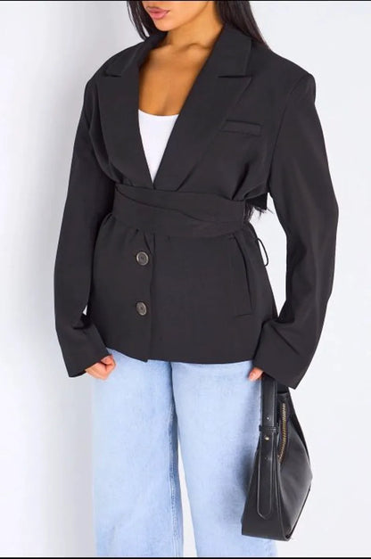 Veste blazer noire à coupe droite ceinturée