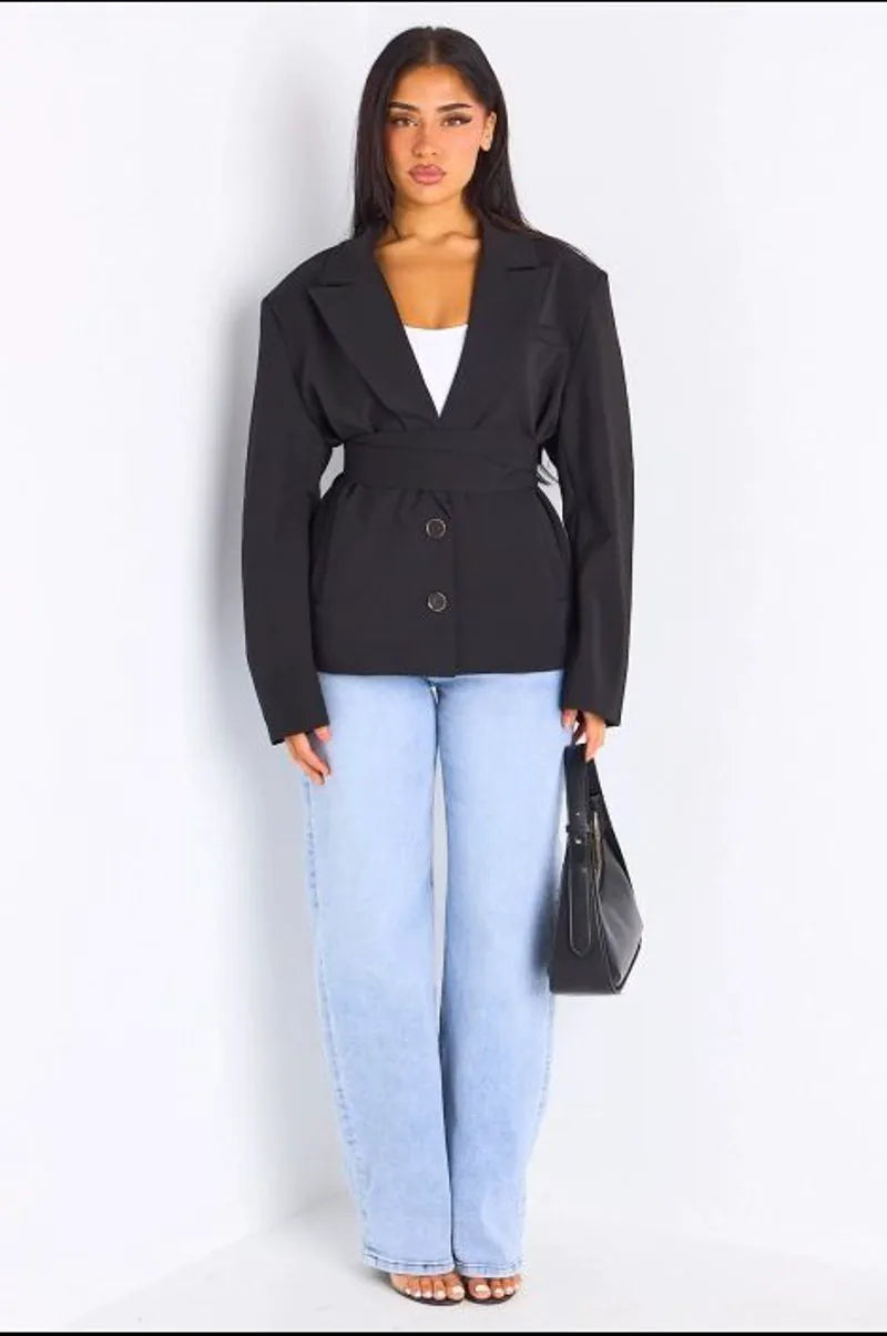 Veste blazer noire à coupe droite ceinturée