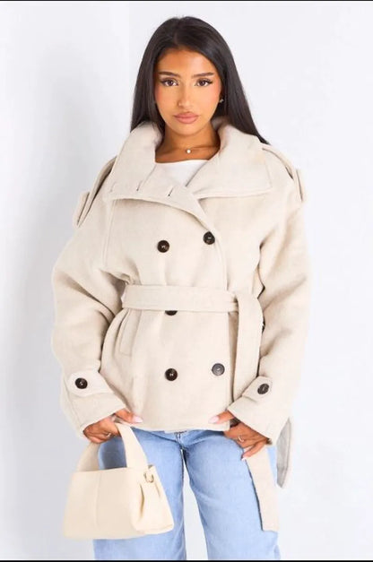 Veste mi-longue duveteuse ceinturée crème