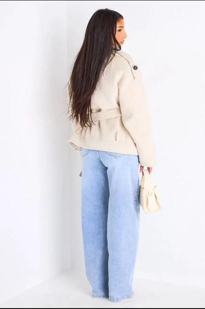 Veste mi-longue duveteuse ceinturée crème